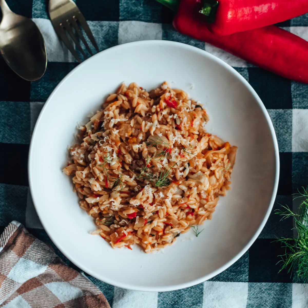 Frisse orzo met geroosterde paprika